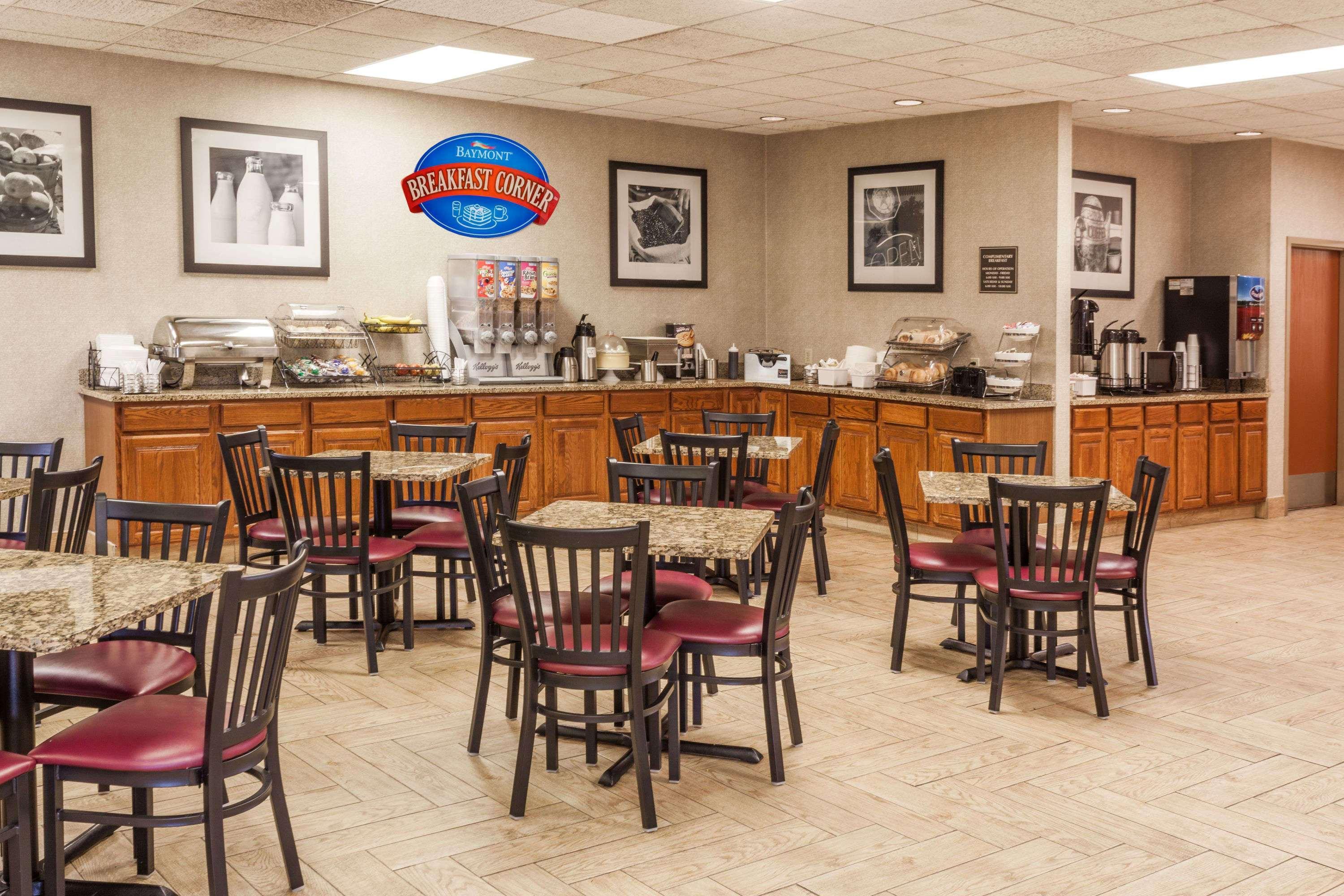 Baymont By Wyndham Michigan City Esterno foto